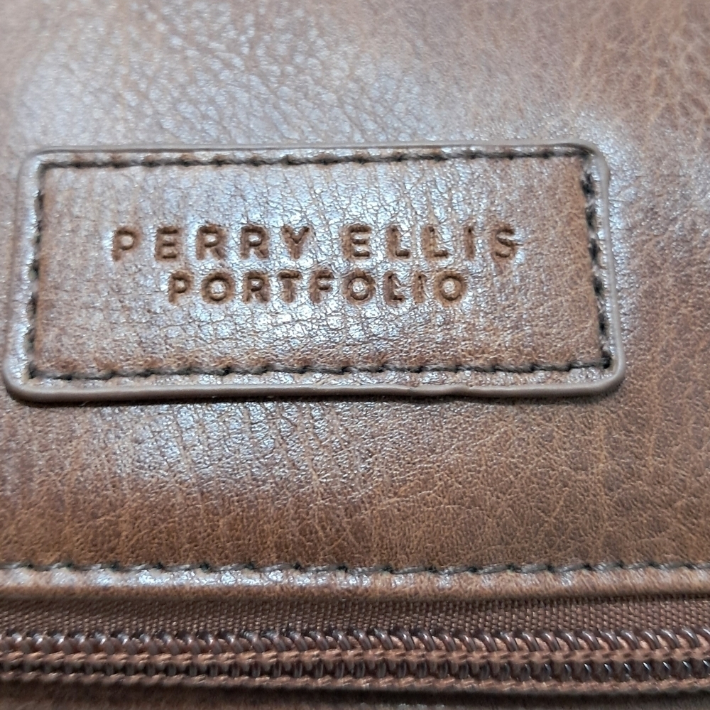 Perry Ellis Portfolio Faux Leather Compact Hanging Travel Kit - Picture 2 of 11